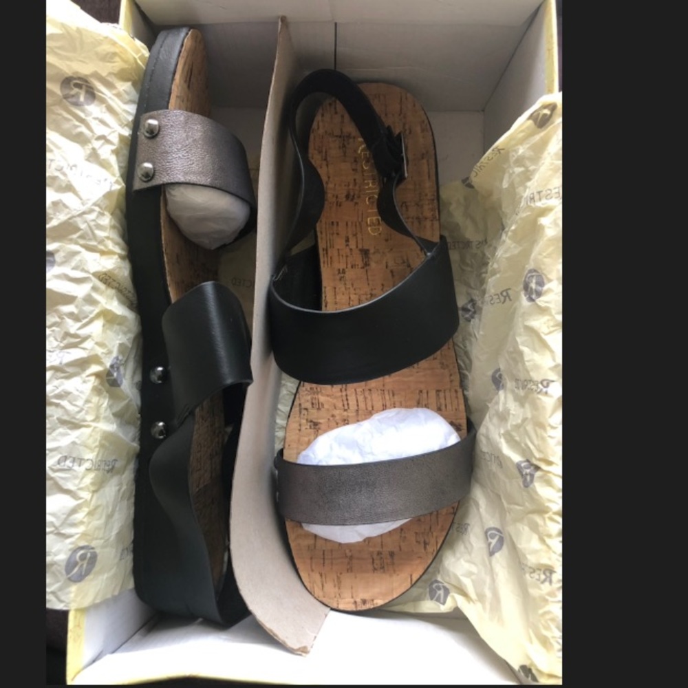 NWOT Restricted Blk/Gry Sandals🌸